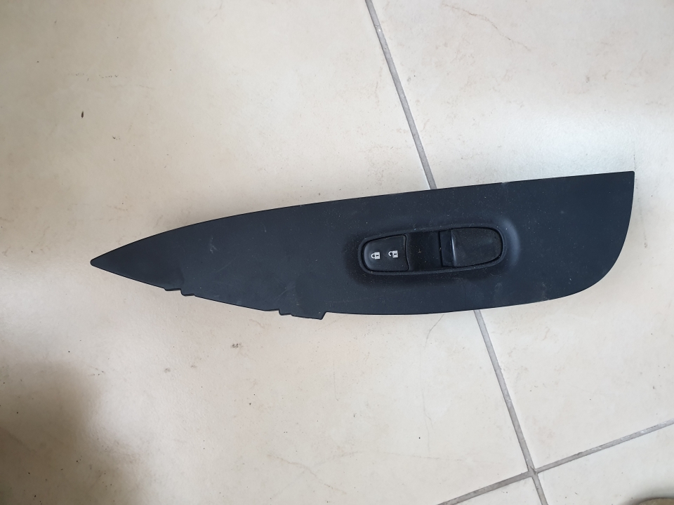 Nissan qashqai sağ ön cam düğmesi
